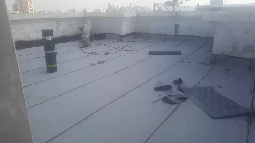 עבודת איטום בגג של בית משותף